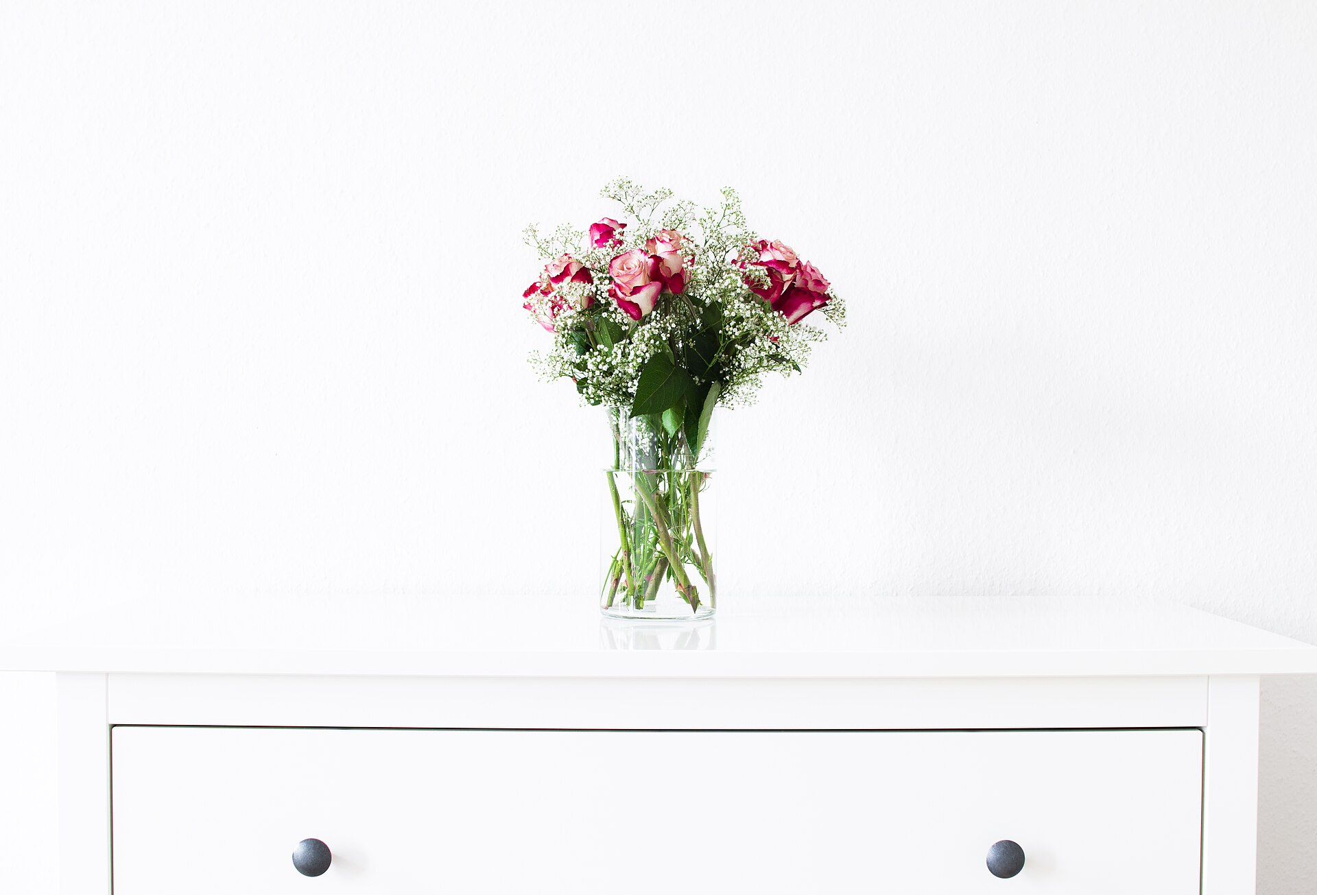Bouquet of pink roses in a glass vase
